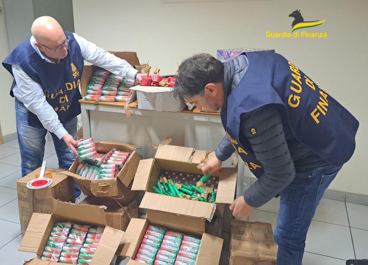 Sequestrate tre tonnellate di fuochi d'artificio, denunciate 28 persone - 