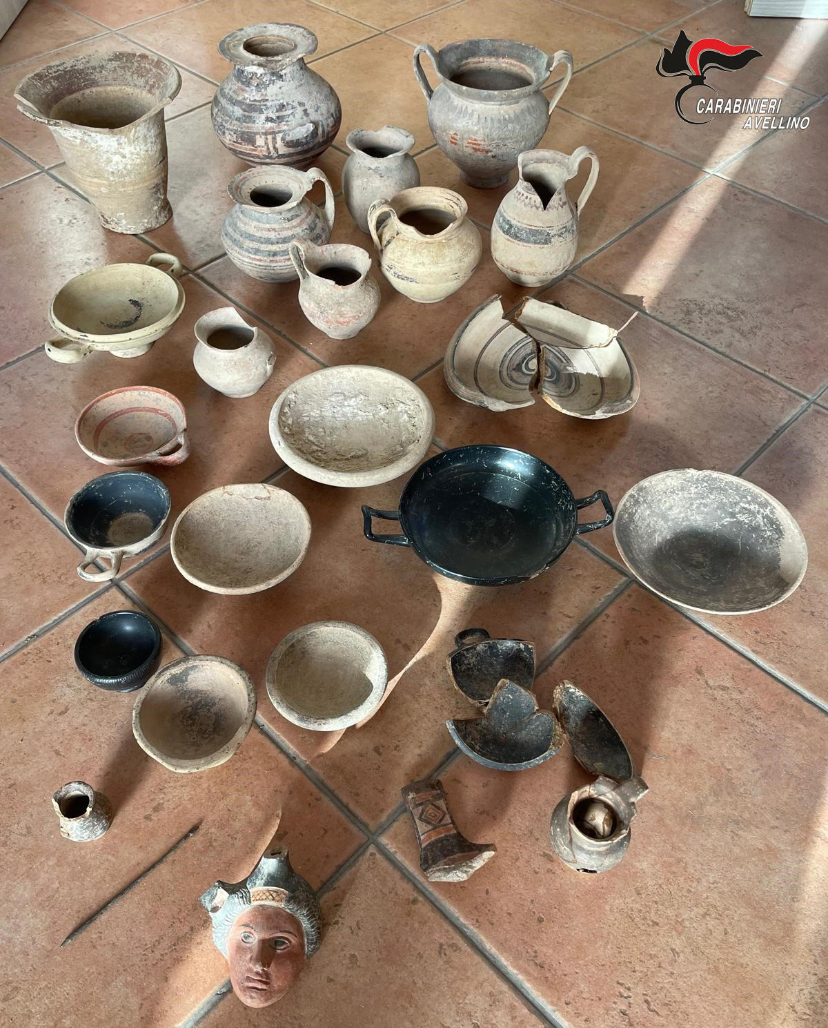 Bonito. I Carabinieri ritrovano un piccolo tesoro archeologico in una casa disabitata. - 