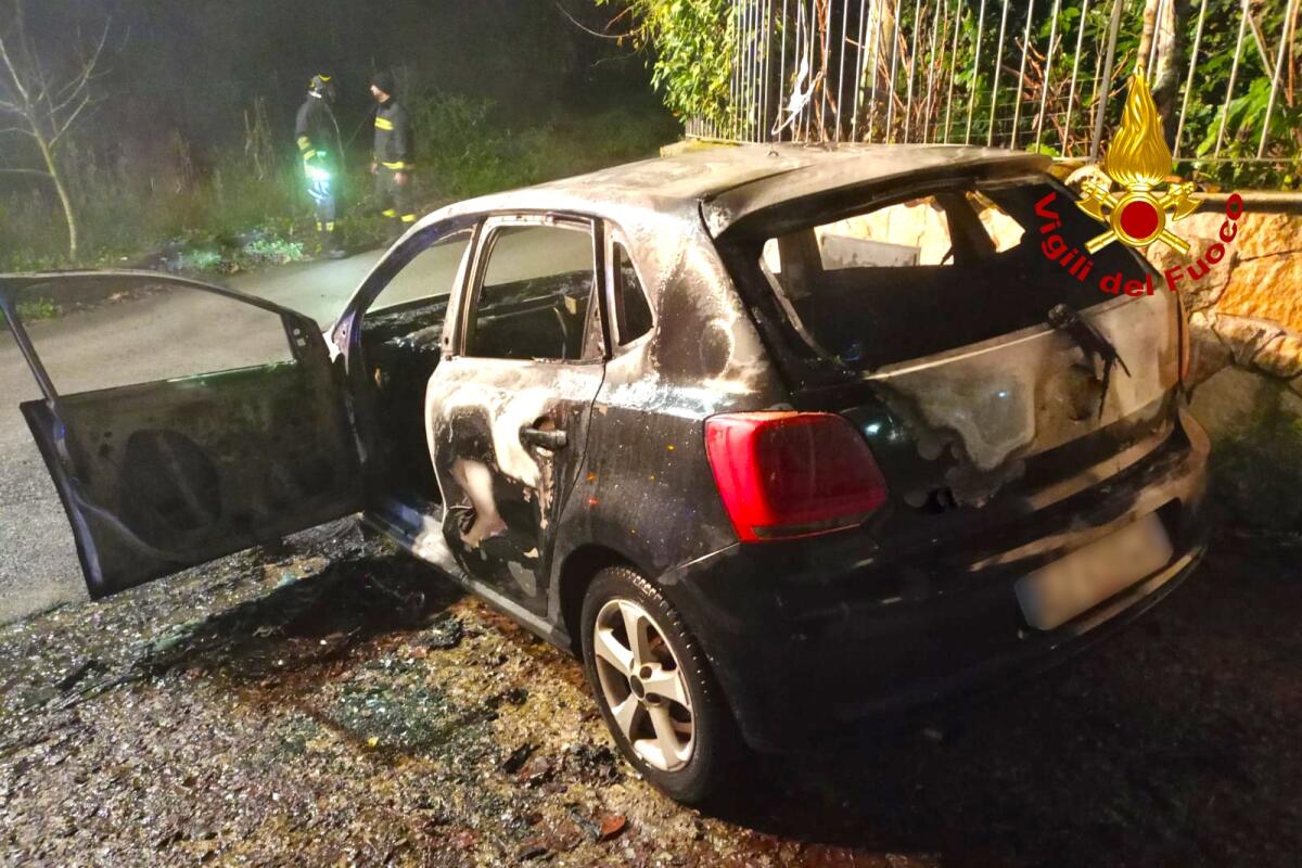 Data alle fiamme auto ad Altavilla Irpina, indagano i Carabinieri - 