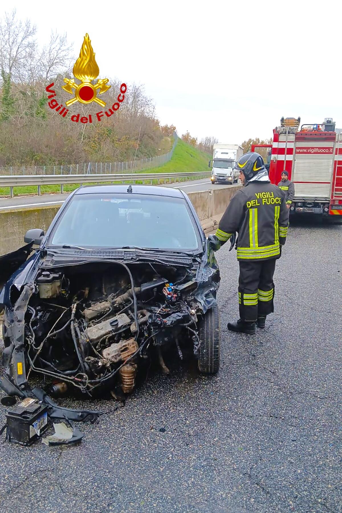 Sull'A16 sbanda con l'auto e finisce contro il guard rail, paura per una donna - 