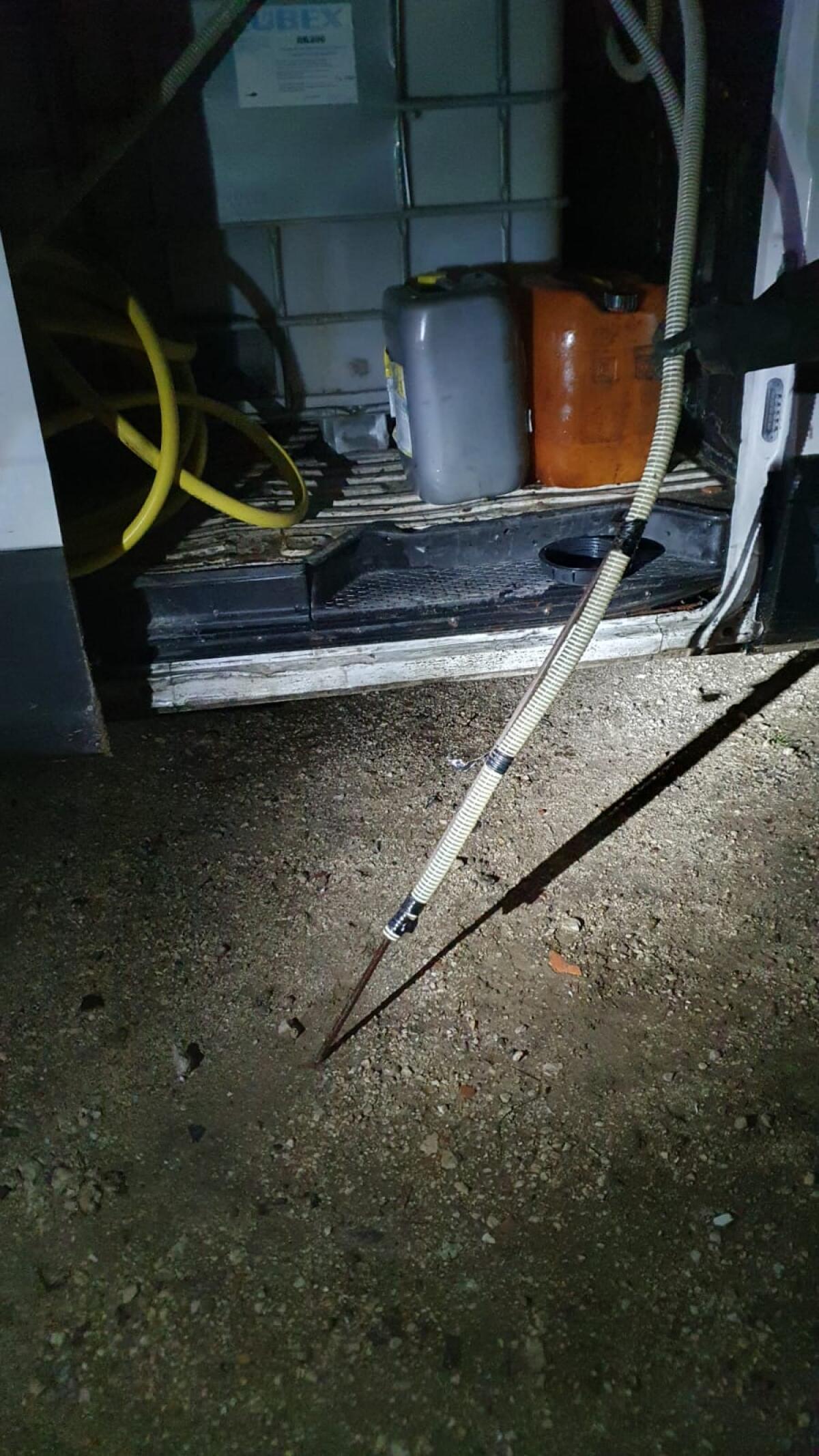 Rubano carburante dalla cisterna di un'area di servizio, ma vengono messi in fuga dai Carabinieri - 