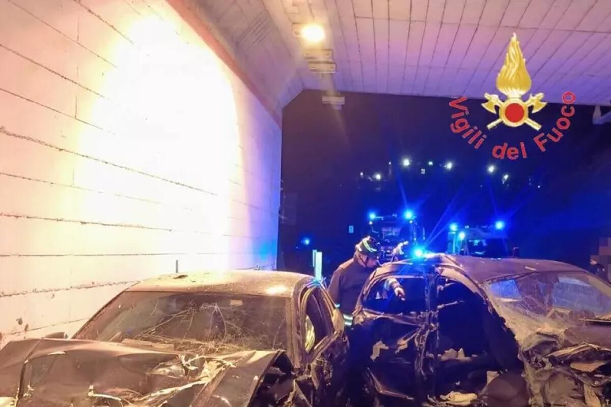 15enne morto in uno scontro tra auto, altri sei giovani feriti. - 