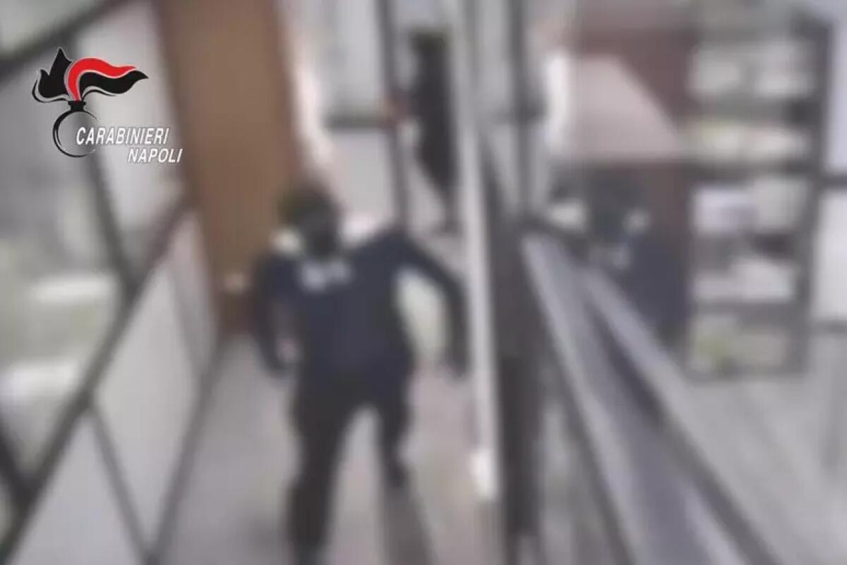 Rapina in banca da 3 milioni con sequestro di persona, presi due banditi - 