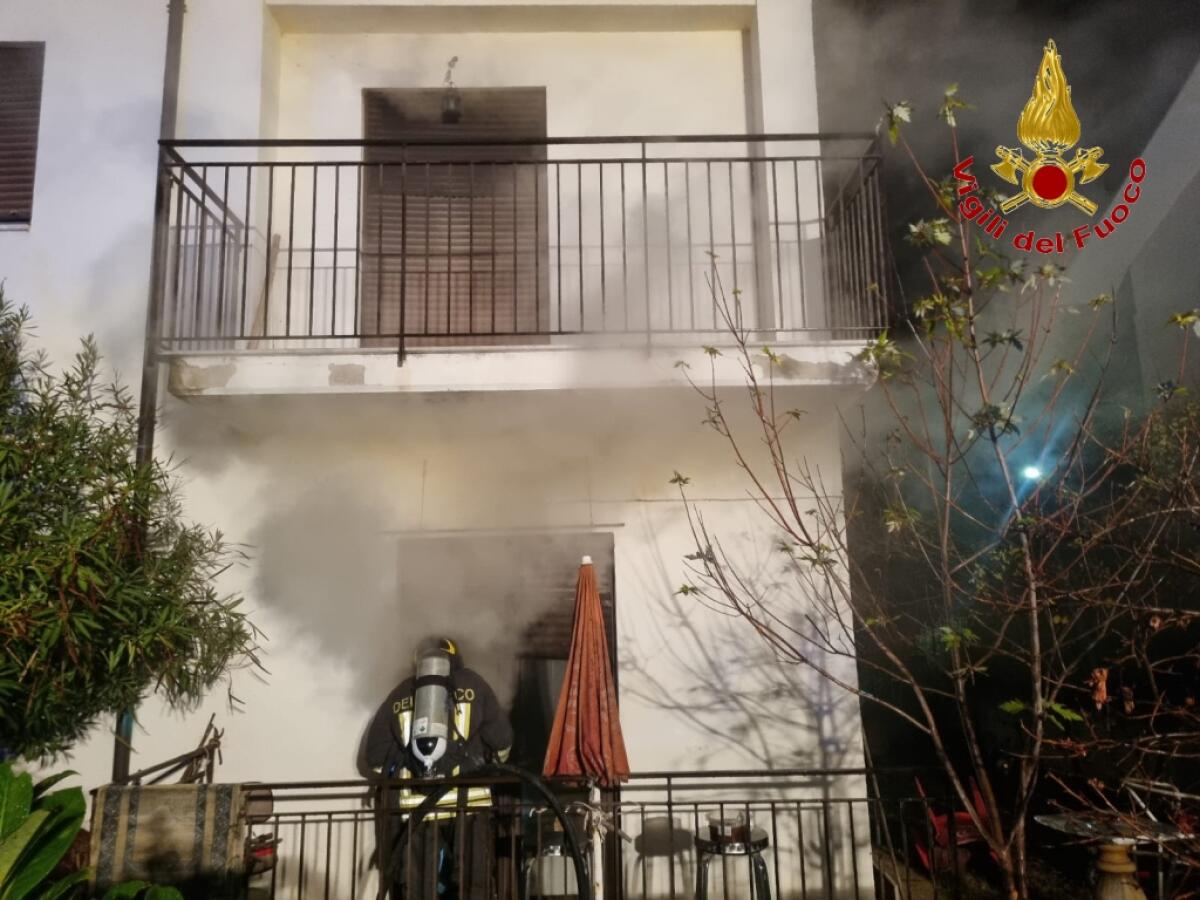 Incendio appartamento a Castel Baronia, gravi danni - 