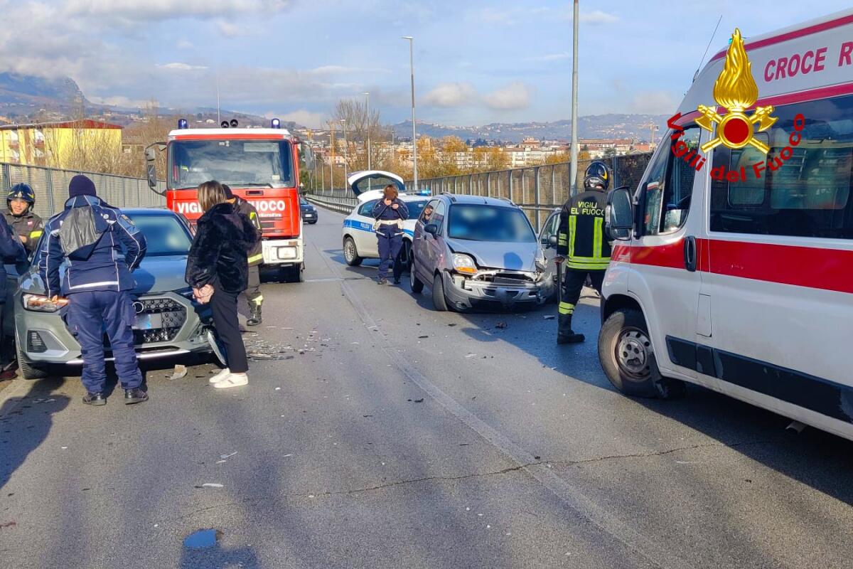 Due persone ferite in un incidente stradale alla periferia di Avellino. - 