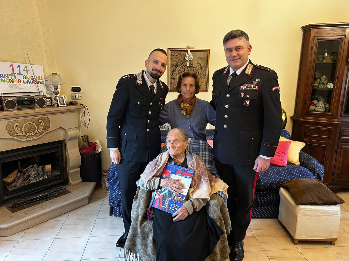 A Sturno Carabinieri festeggiano i 114 anni di nonna Lucia Laura. - 