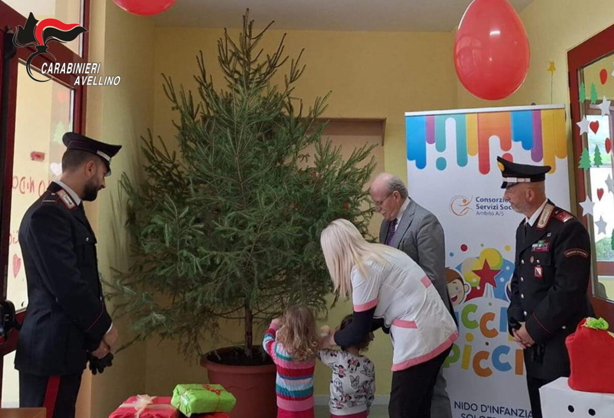 I Carabinieri addobbano l’albero di Natale insieme ai bambini dell’asilo nido - 