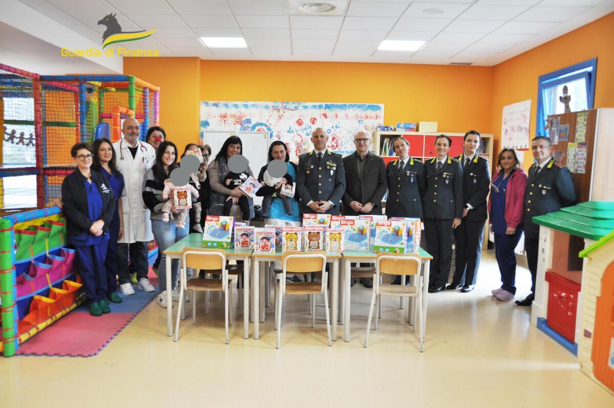 La Guardia di Finanza dona giocattoli ai bambini ricoverati presso il reparto di pediatria del Moscati. - 