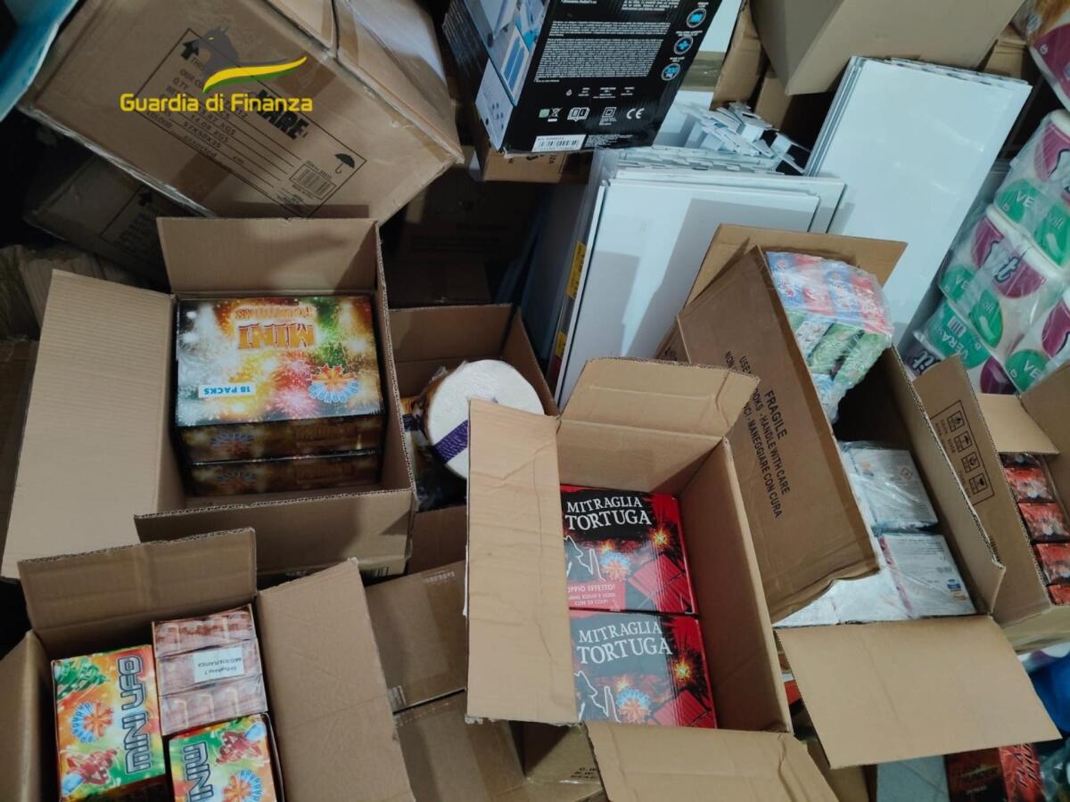 Montella. Maxi sequestro di fuochi illegali in un'attività commerciale - 