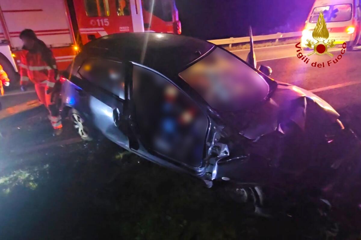 Auto finisce fuori strada: feriti due nonni, una figlia e due nipotini - 