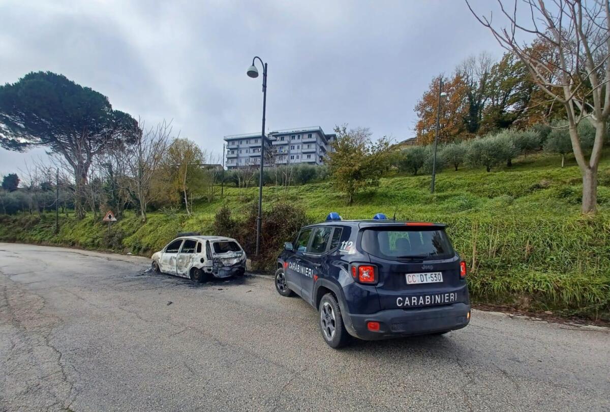 Auto in marcia prende fuoco, illeso il conducente - 