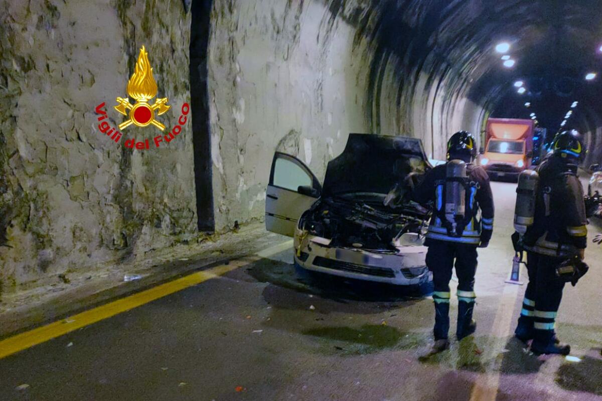 Scontro tra auto nella galleria Pergola, una prende fuoco. - 