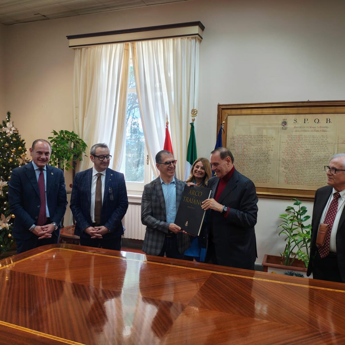 Premio Eccellenze sannite-Lions club Benevento Host per il professor Catalano premiato in sala Giunta. - 