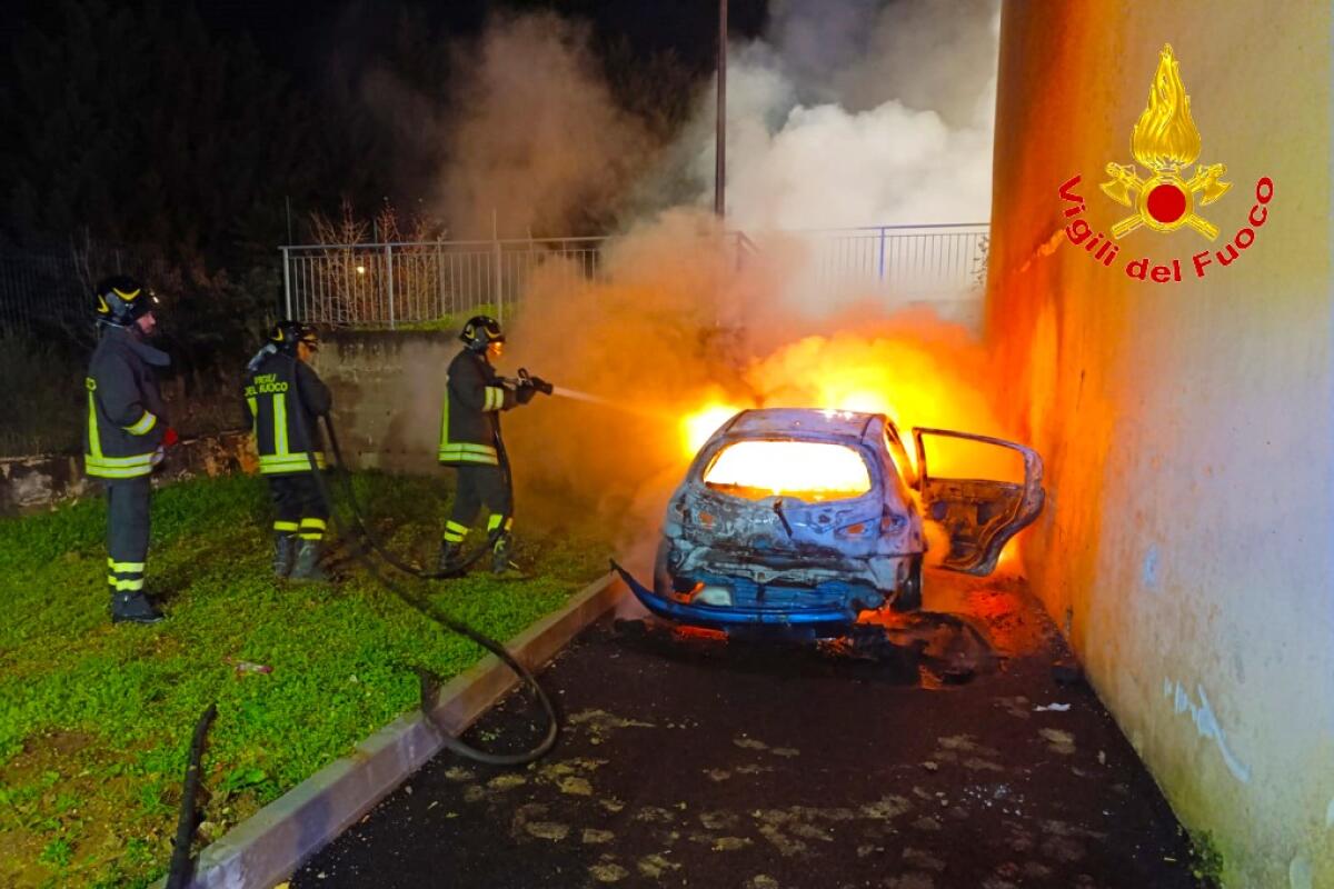 Auro in fiamme a Lioni, indagano i Carabinieri. - 
