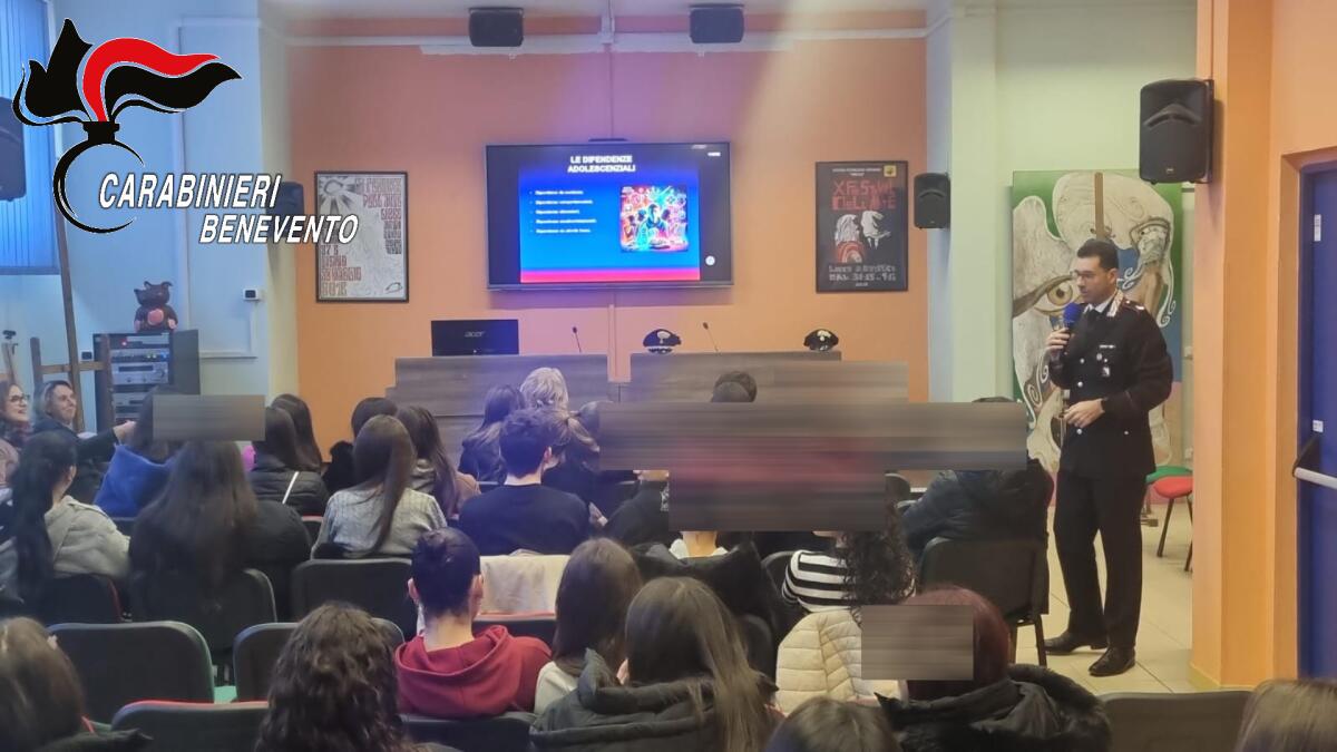 Carabinieri incontrano studenti dell'Alberti di Benevento - 