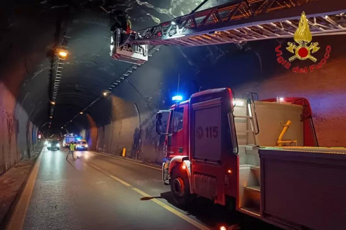 Cadono calcinacci sulle auto nella Galleria di Solofra. - 