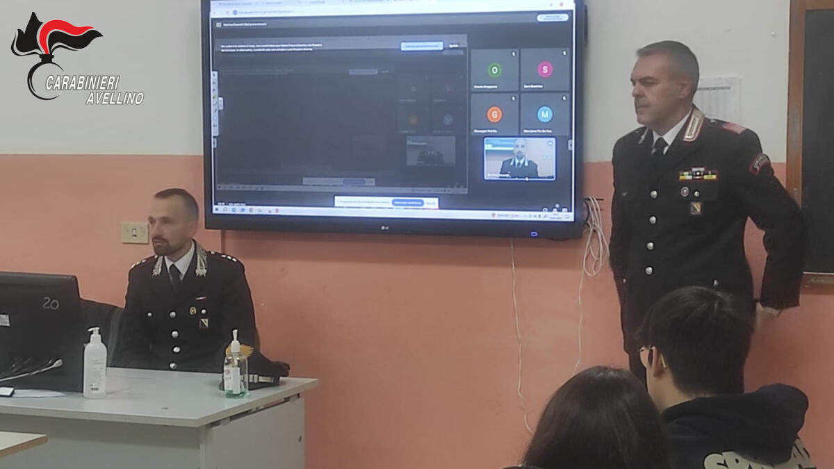 I Carabinieri al liceo "Aeclanum" per parlare di educazione stradale - 