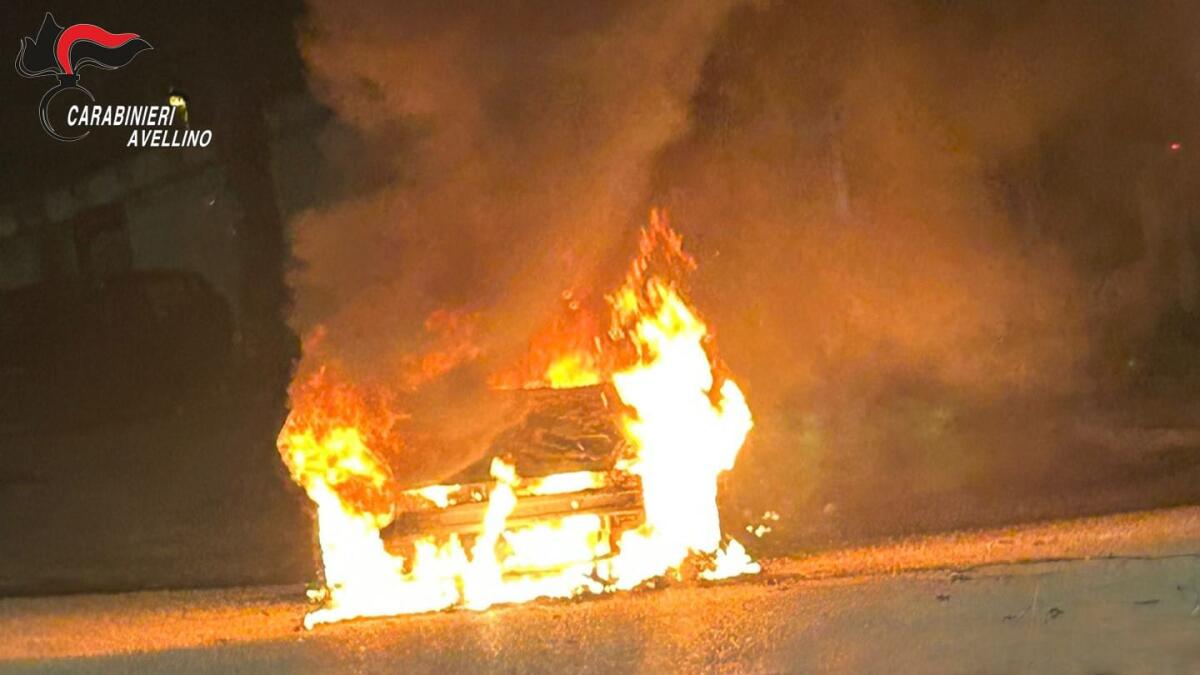 Auto in fiamme a Taurano: indagano i Carabinieri - 