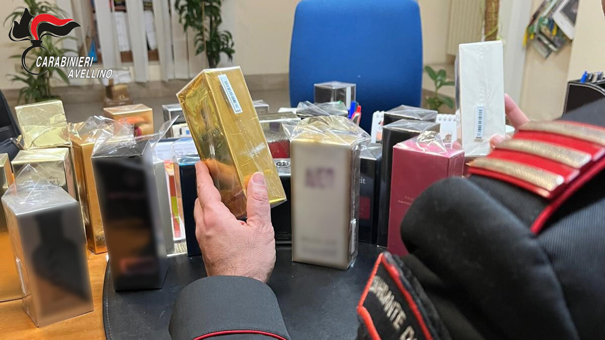 40enne denunciato per ricettazione, sequestrati profumi per duemila euro. - 