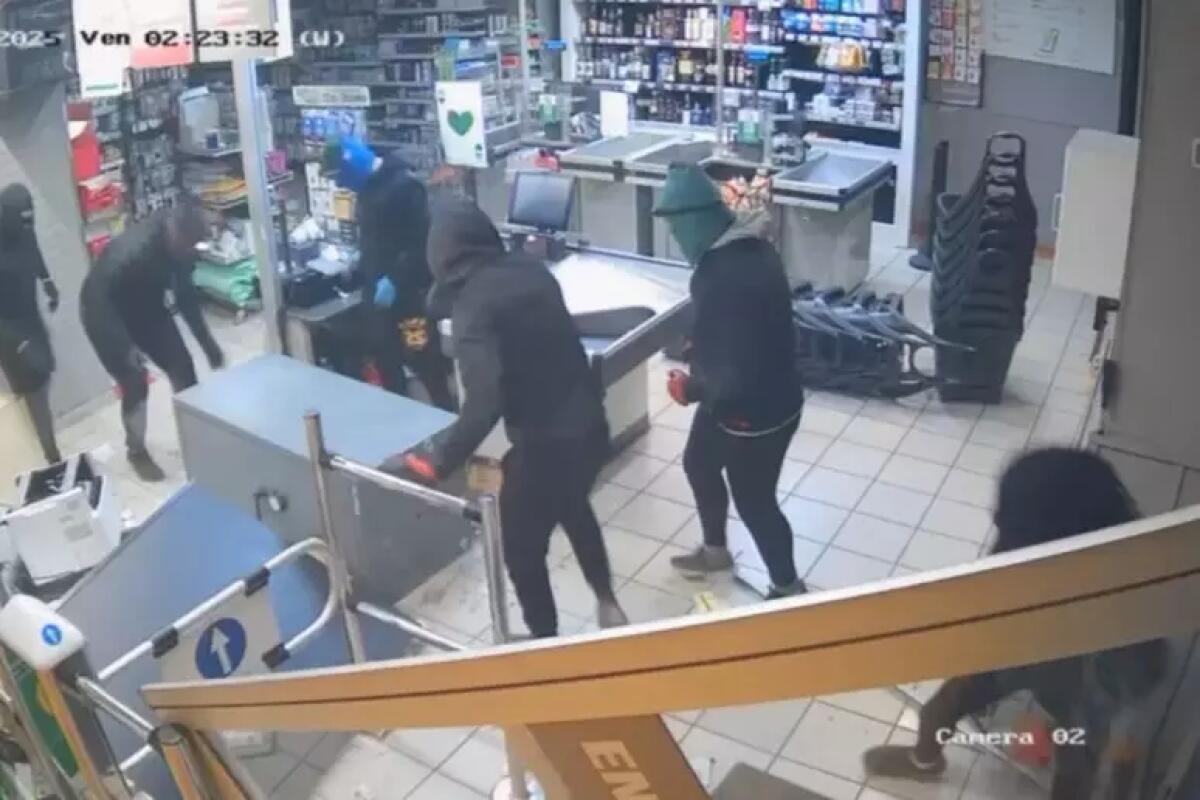 Commando di dieci persone assalta a Contrada un supermercato - 