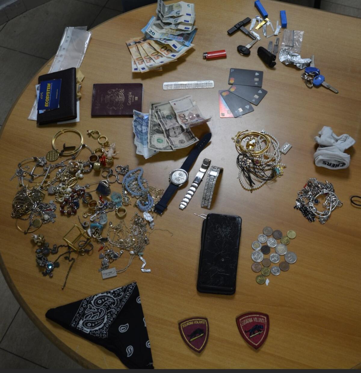 Ripreso dalle telecamere mentre ruba in casa, arrestato un 40enne - 