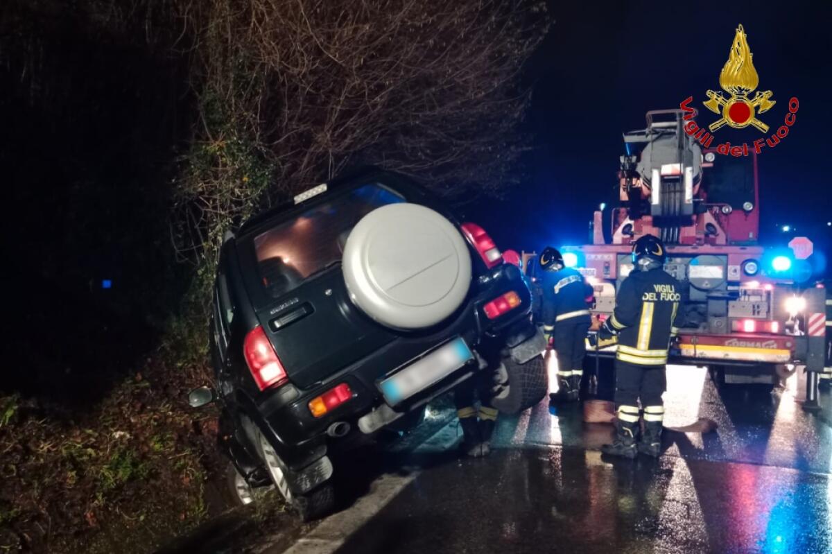 Fuoristrada sbanda e finisce in una cunetta,tre persone ferite - 