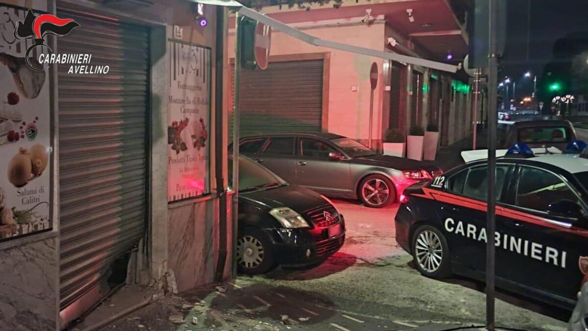 Bomba carta esplode davanti a esercizio commerciale, indagano i Carabinieri. - 
