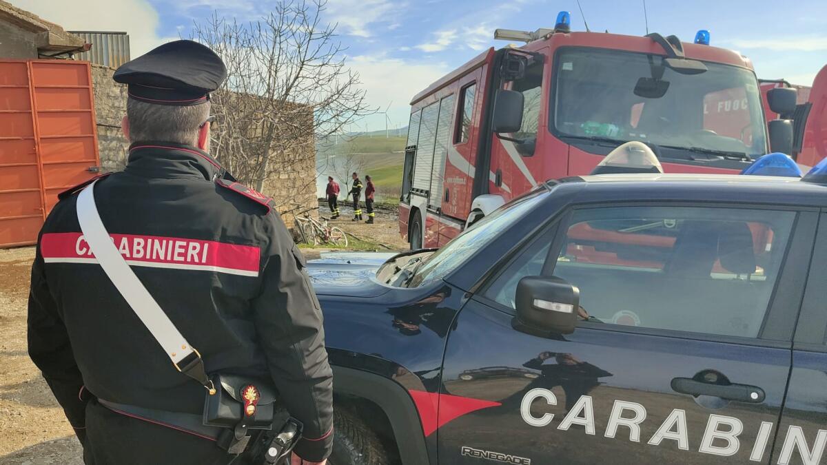 Bisaccia. In fiamme 2 capannoni con 400 rotoballe e 2 carrelloni - 