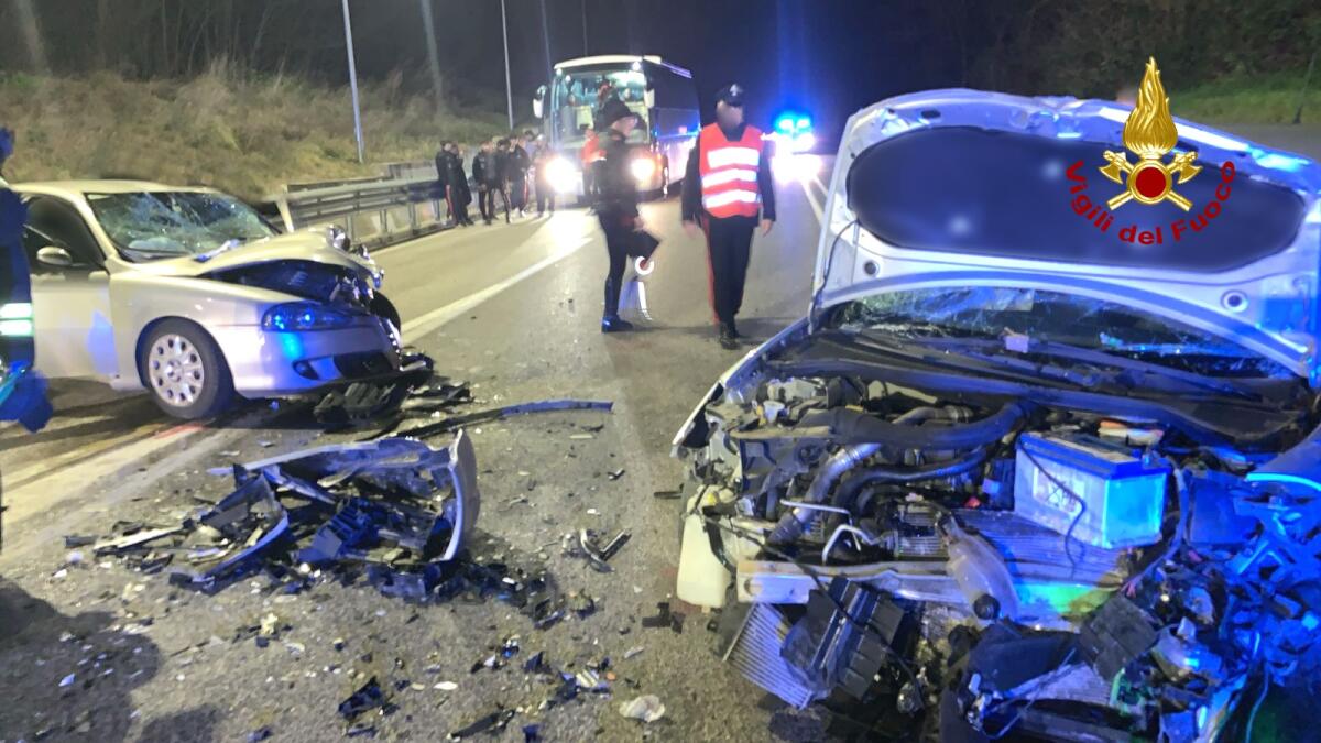 Quattro persone ferite in un incidente sull'Ofantina - 