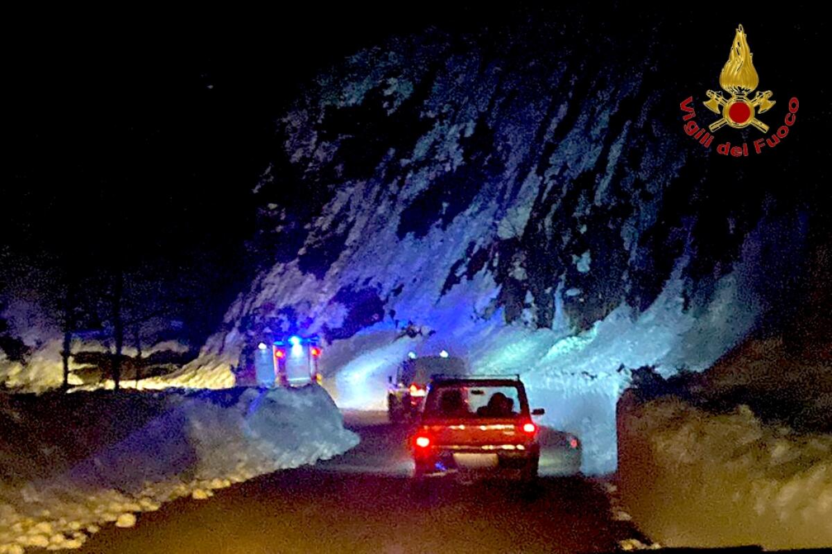 Restano bloccati con auto nella neve, recuperati dai Vigili del Fuoco sul Terminio - 