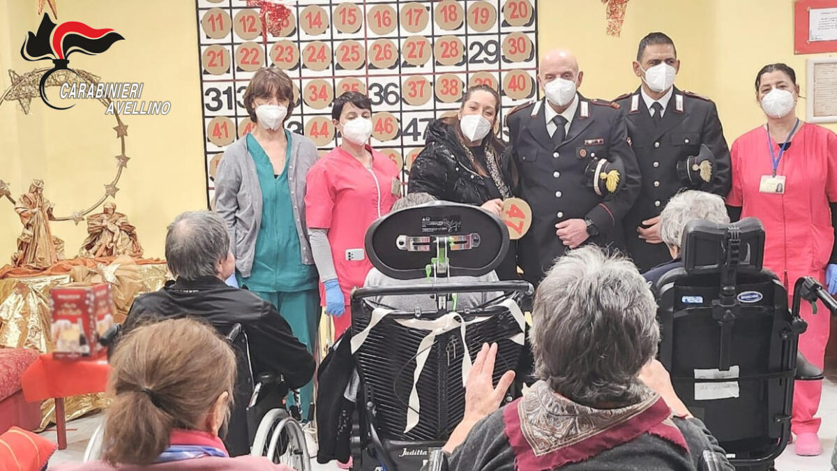 Volturara Irpina. Carabinieri portano auguri e calore agli anziani della RSA - 