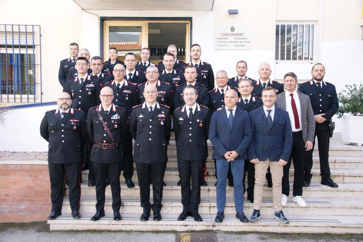 Il Generale di Divisione Canio Giuseppe La Gala, in vista ad alcuni reparti dell'Arma irpina - 