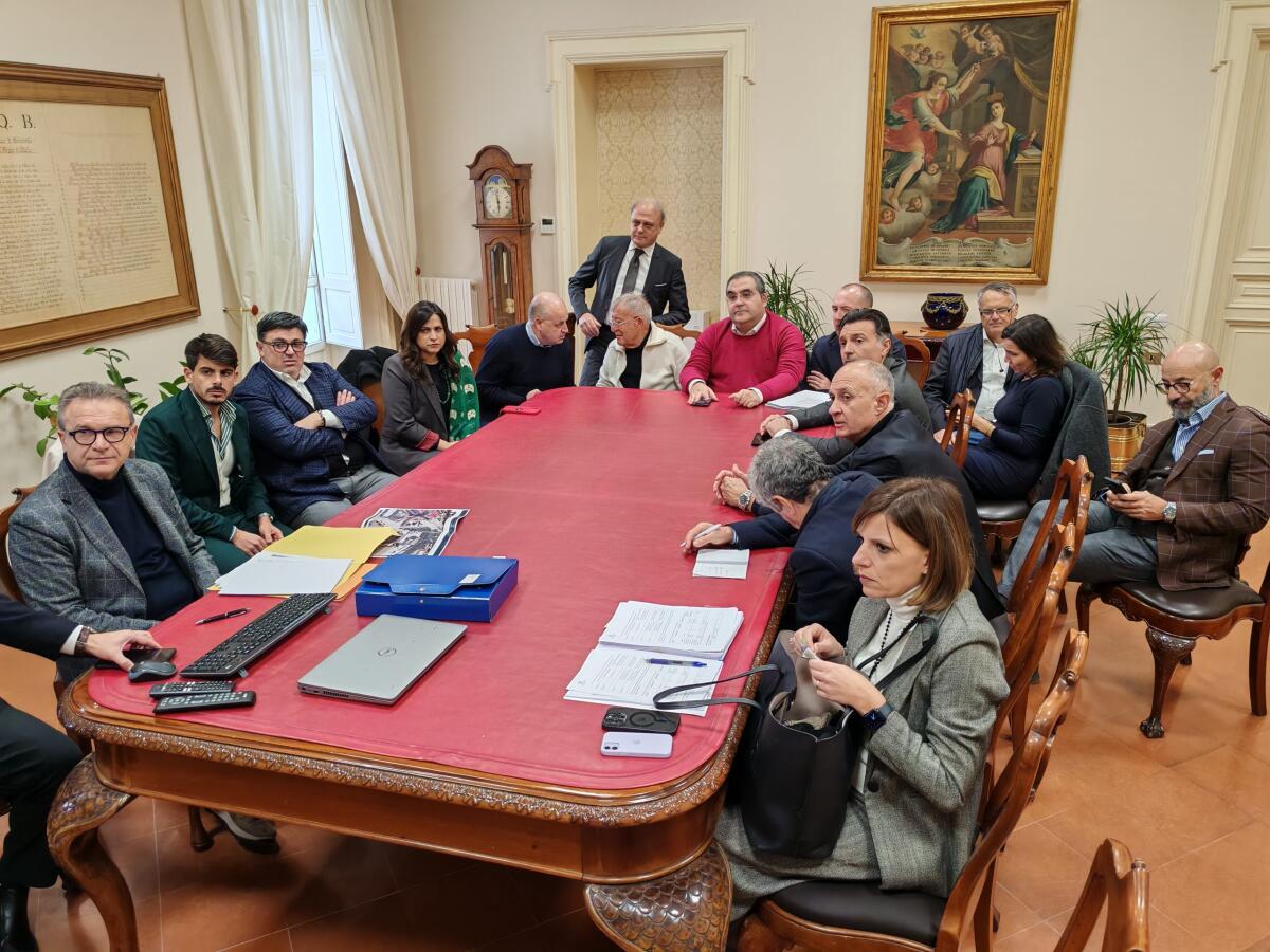 Incontro a Palazzo Mosti sui lavori della Napoli Bari e sullo scalo merci di Ponte Valentino - 