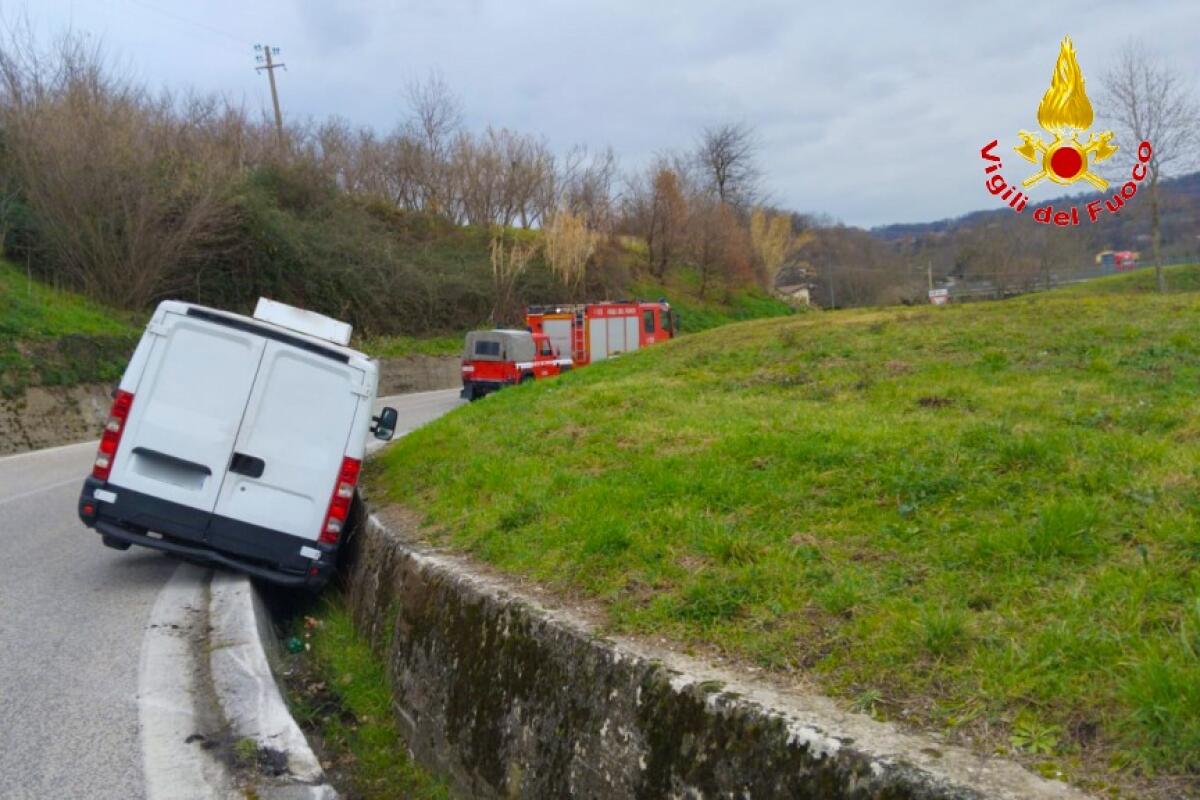 Furgone esce di strada e finisce in una cunetta - 