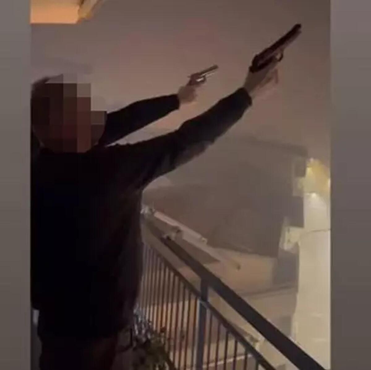 Spari ad altezza d'uomo, bambini e donne che impugnano armi esplodendo colpi in strada: la follia di Capodanno - 