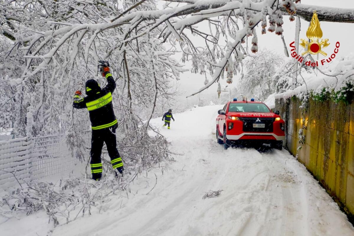 Neve, decine di interventi dei Vigili del fuoco di Avellino. - 