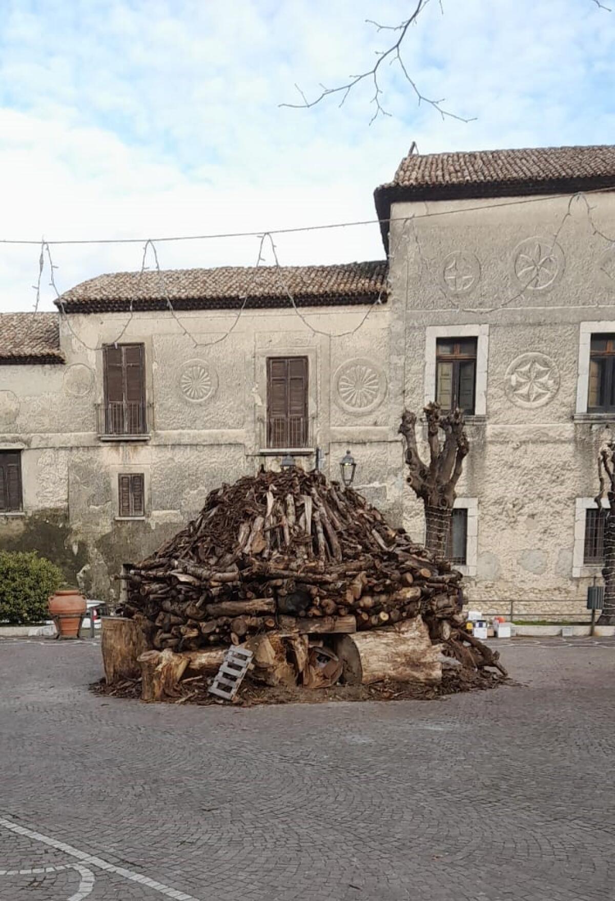 Cervinara.  Il Falò di Sant'Antonio Abate, infiamma Piazza Regina Elena. - 