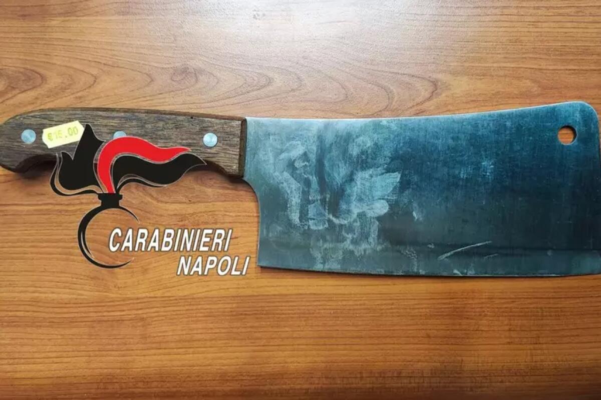 Non lo assume dopo periodo di prova e lo ferisce al collo e alle mani con una mannaia. - 