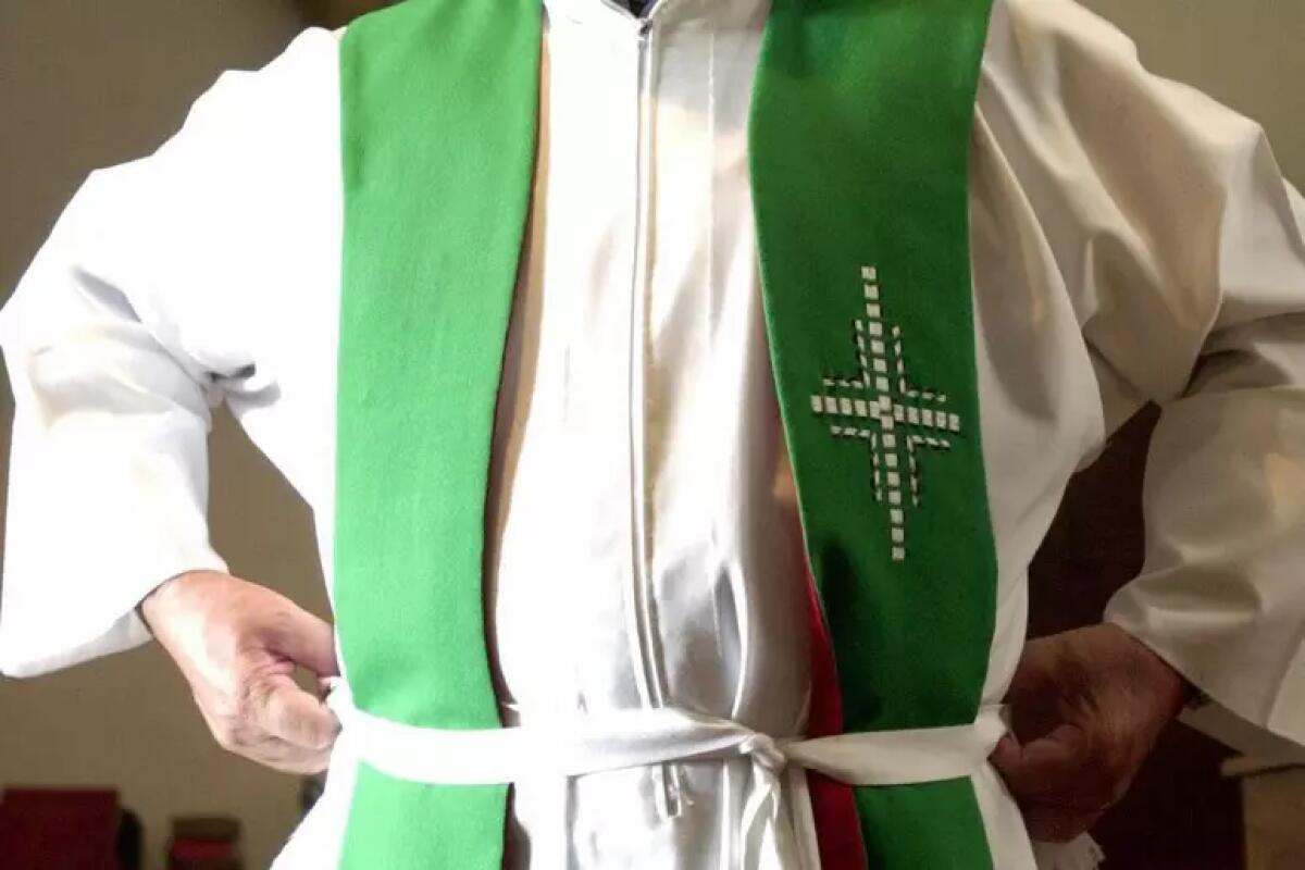 Lascia il marito per il parroco, Vescovo di Ischia accoglie le dimissioni e oggi celebra Santa Messa - 