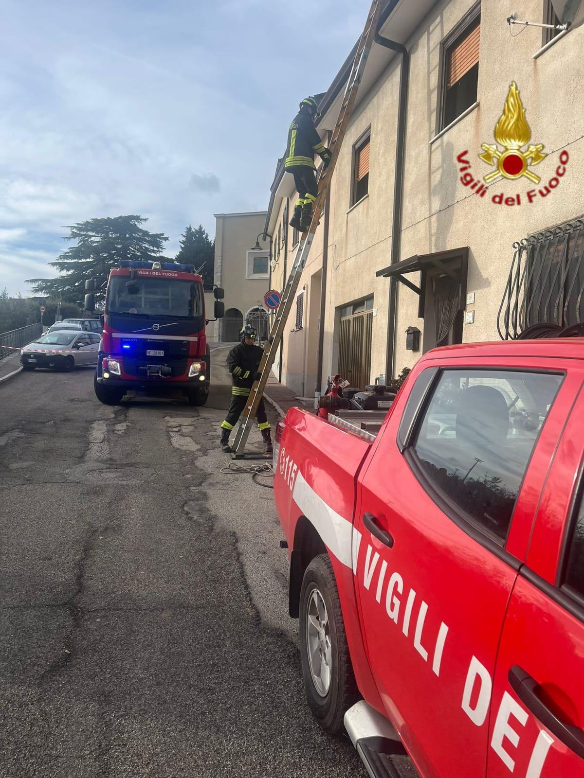 Lioni. Incendio canna fumaria danneggia camera da letto - 