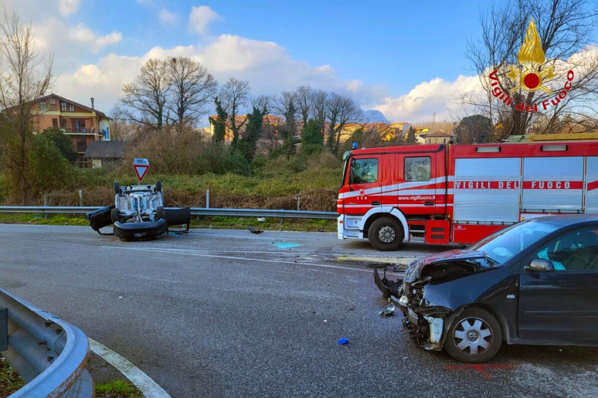 Scontro tra auto sulla 7 Bis, feriti i due conducenti e una bambina - 