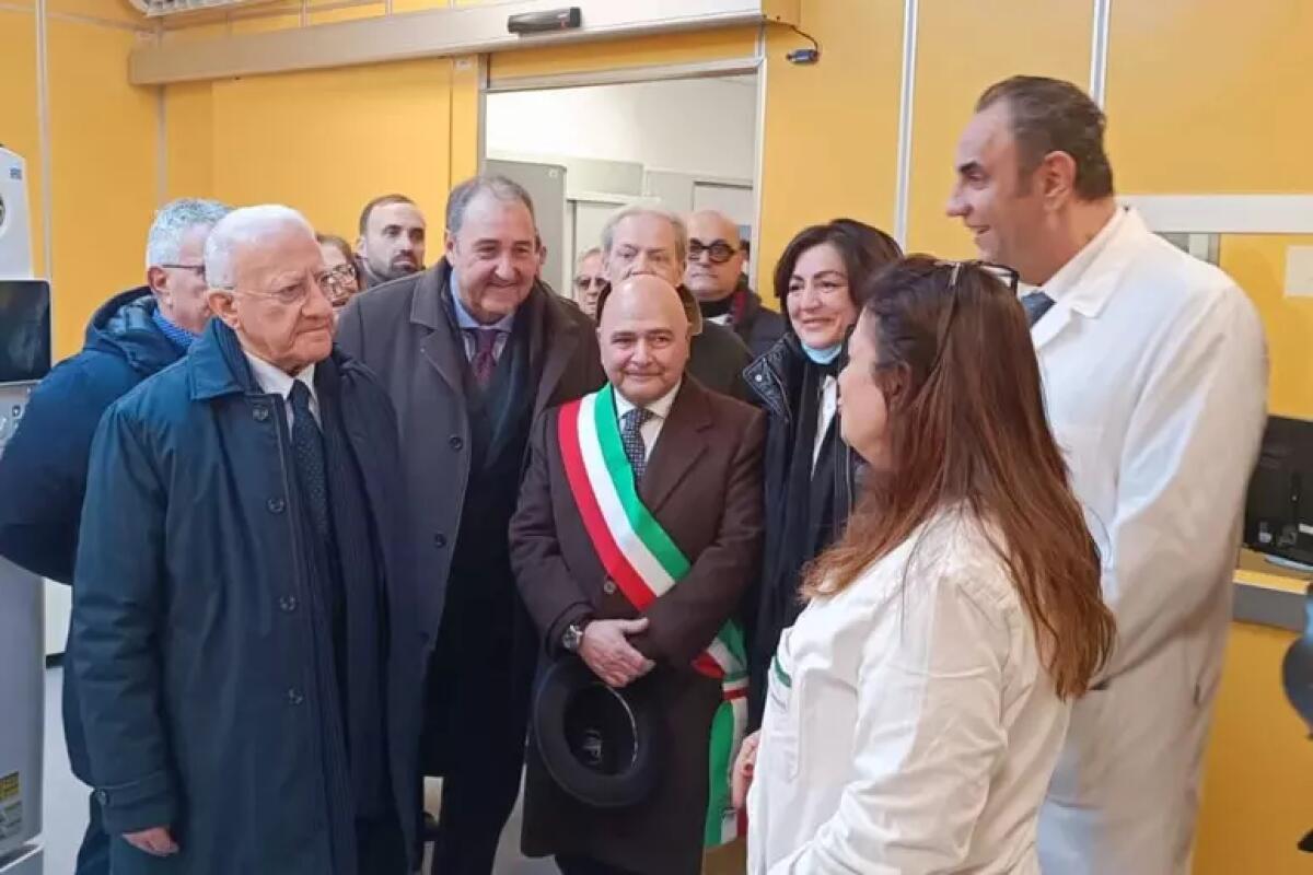 De Luca inaugura reparto oncologia con 16 posti letto in day hospital - 