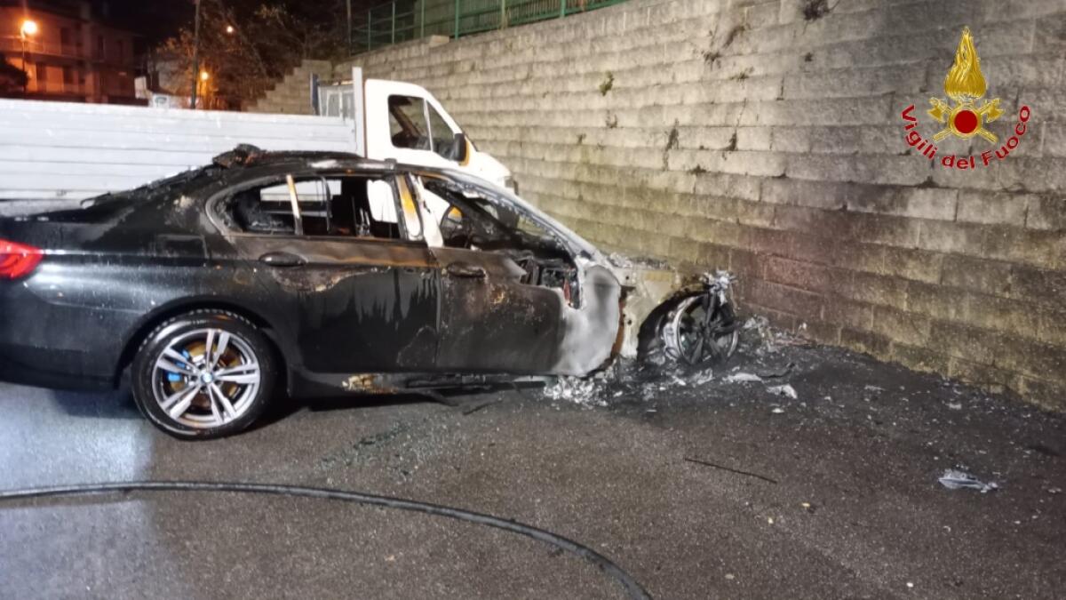 Incendio auto in sosta, indagano i Carabinieri. - 