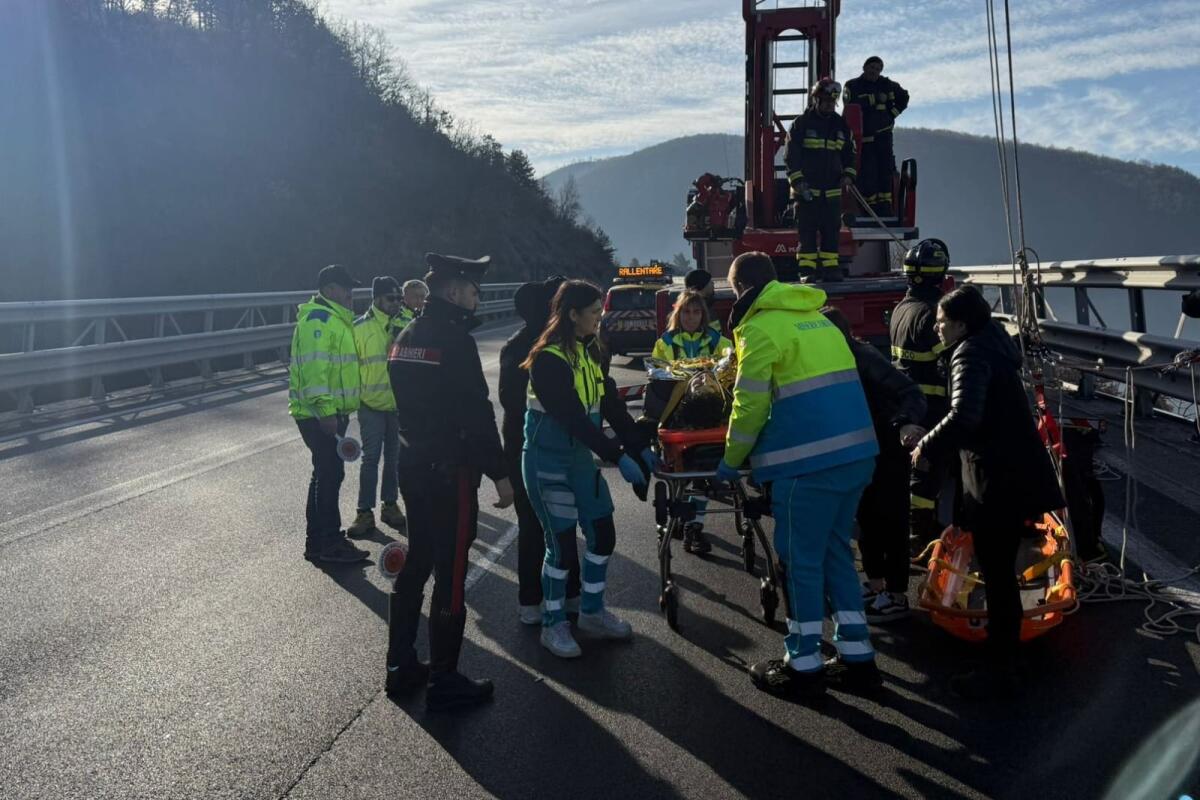 E' fortunatamente vivo il giovane che si è lanciato dal cavalcavia dell'Ofantina, è stato trasportato in ospedale - 