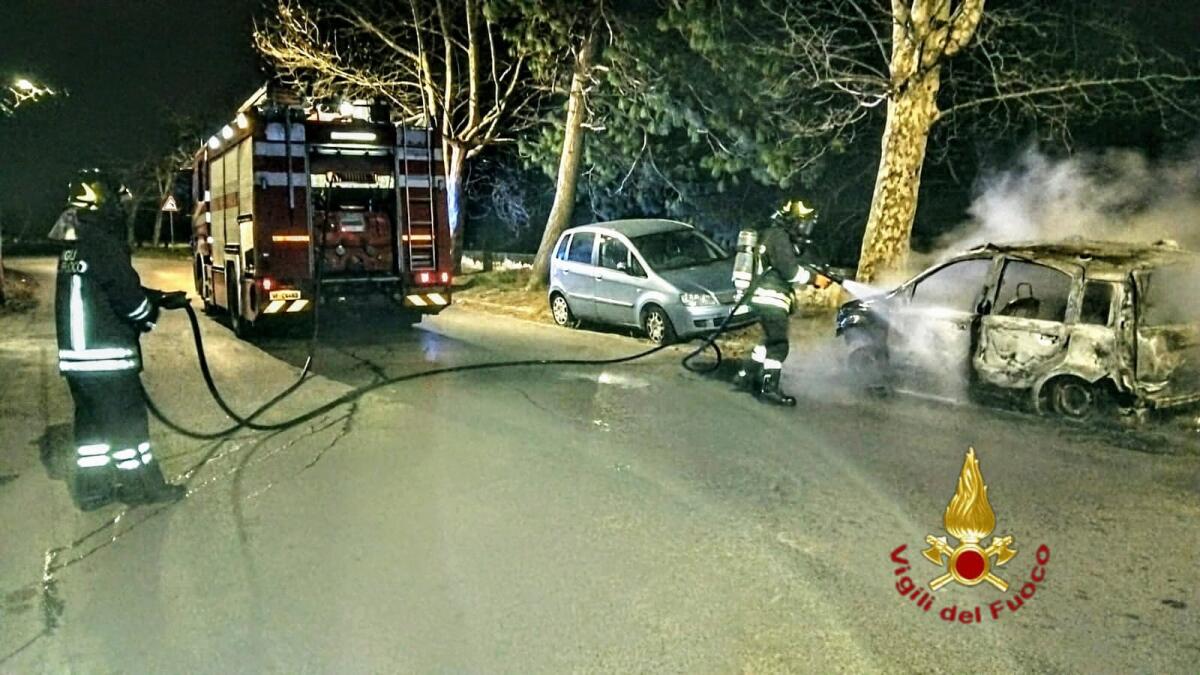 Intervento dei Vigili del Fuoco di Avellino per incendio auto a Moschiano. - 