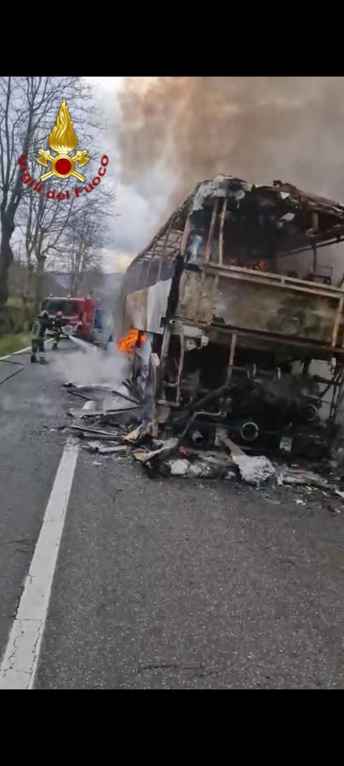 Autobus di linea in fiamme, fortunatamente nessuna persona ferita. - 