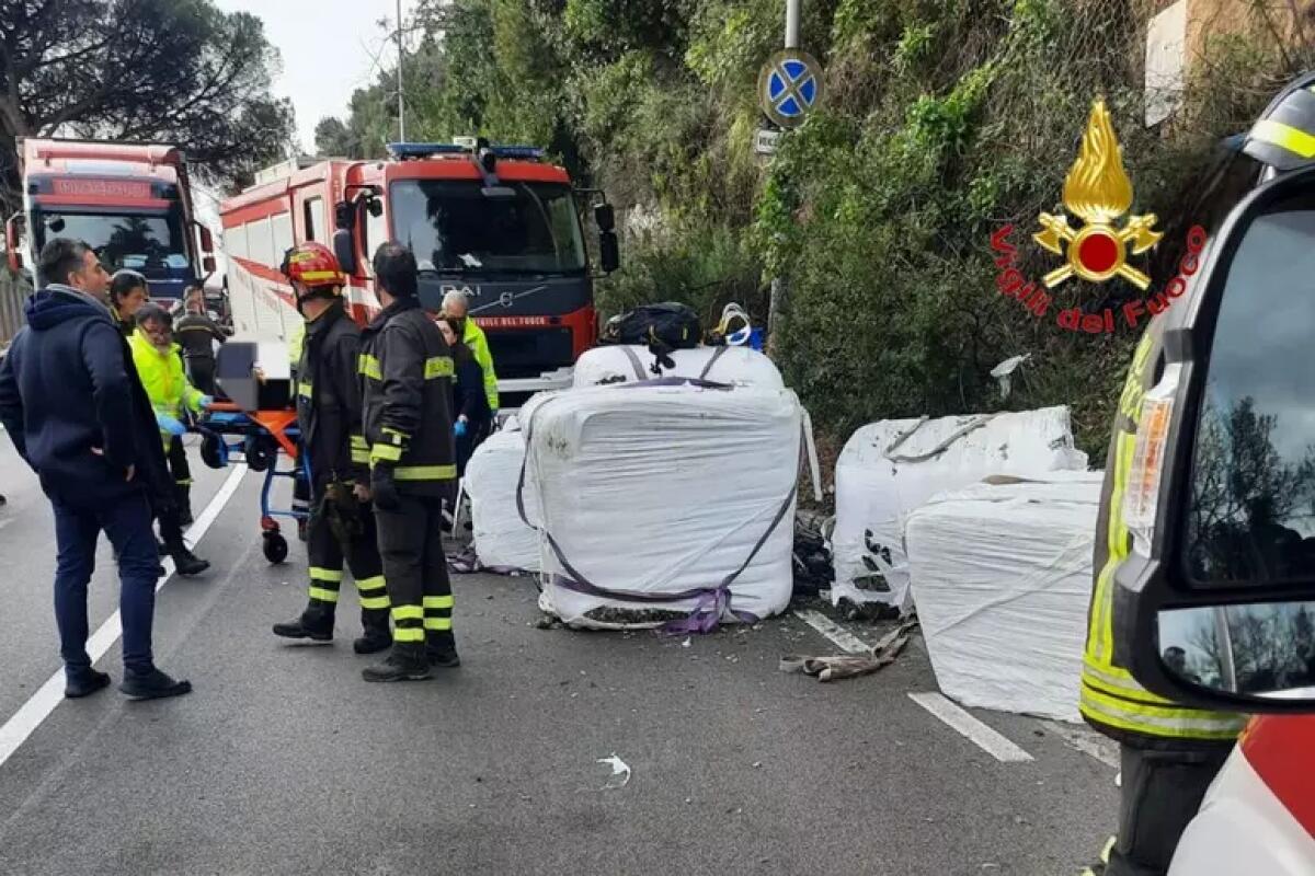 Camion perde carico, colpiti ciclisti, un morto e un ferito - 