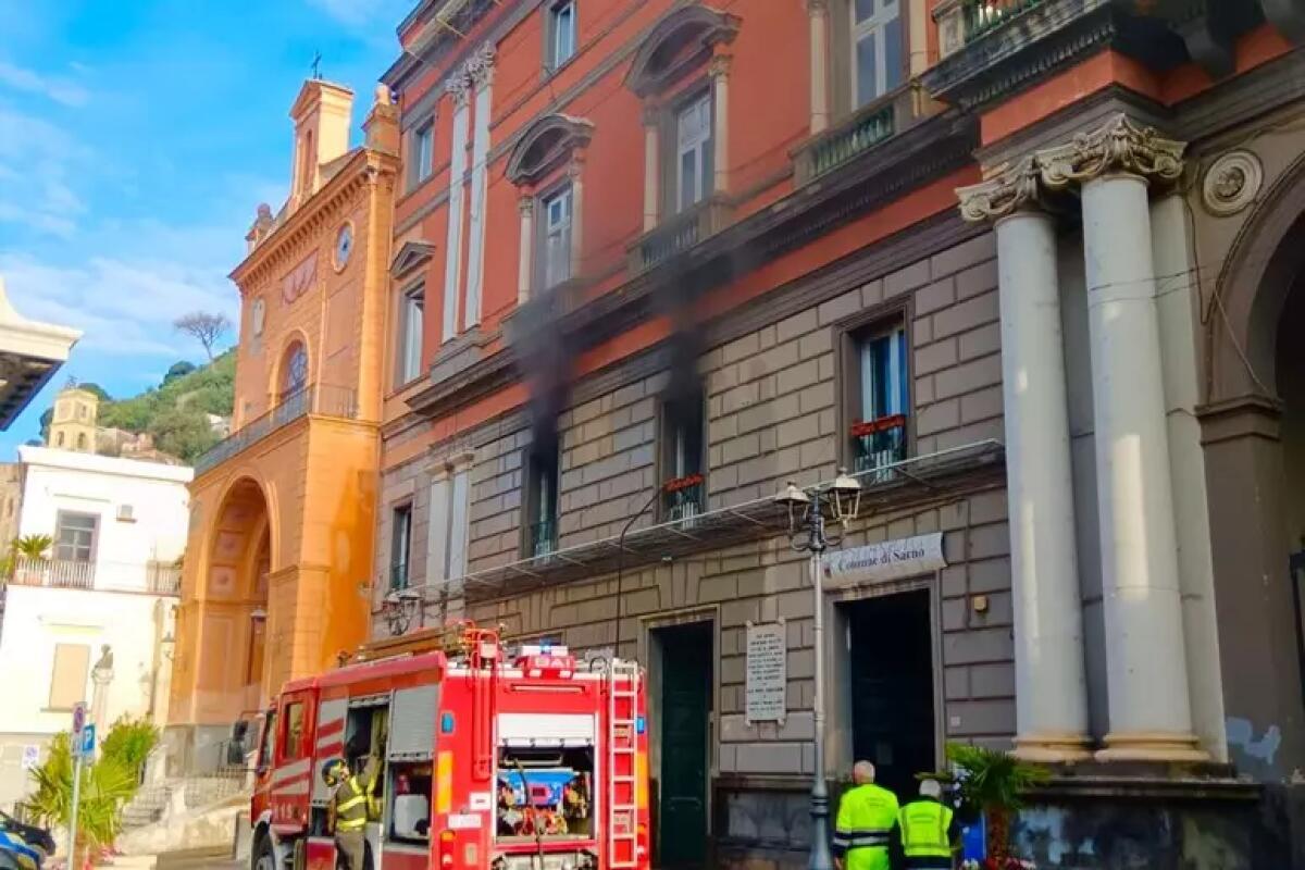 Doloso incendio al Comune di Sarno, attacco al cuore della città. - 