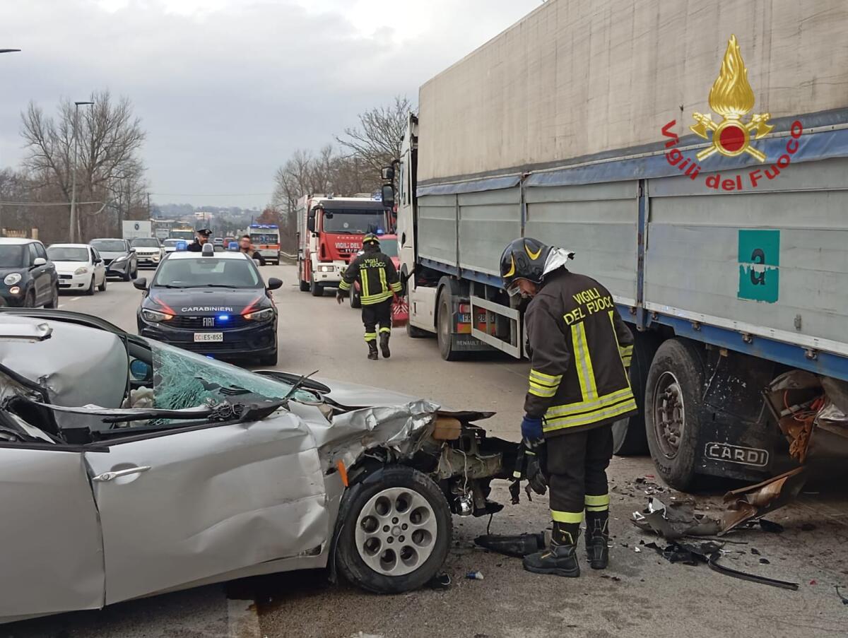 Finisce contro autocarro in sosta, ferito conducente auto - 