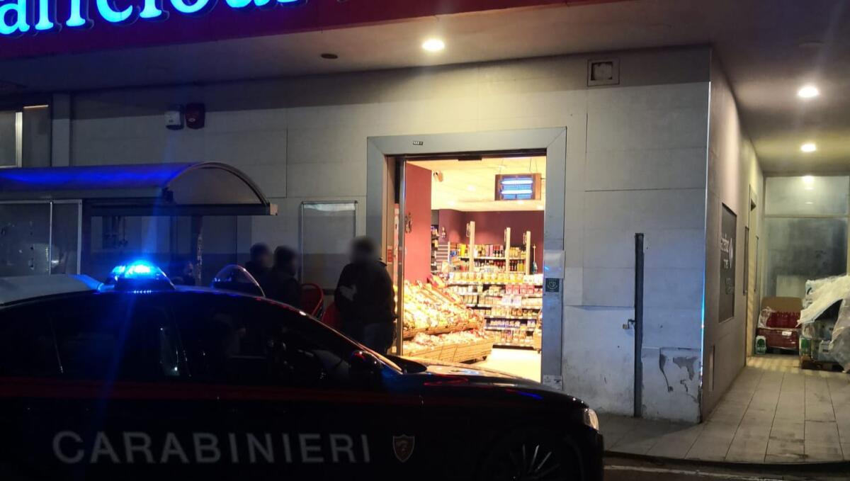 Montoro.  Colpo in un supermercato h24, banditi armati di roncola e machete - 